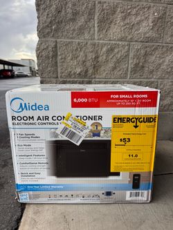 Midea 6000 BTU Room Air Conditioner with remote control
