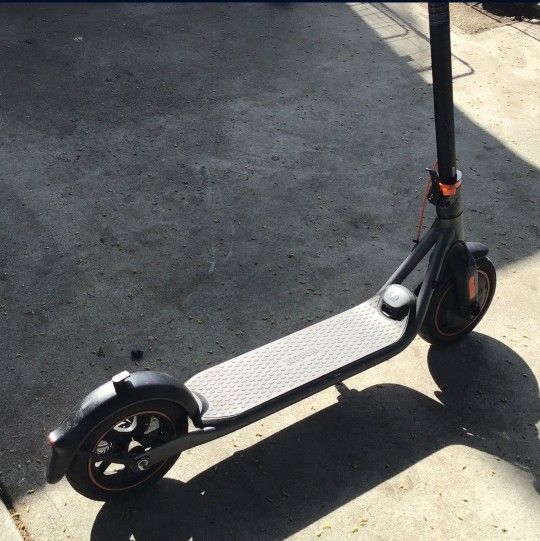 Ninebot F32 scooter