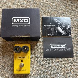 MXR M-104 Distortion + Pedal