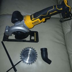 Dewalt 
ATOMIC 20V MAX Cordless Brushless 4-1/2 in. Circular Saw (Tool Only)