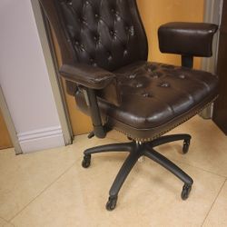 New Executive Office Chair With Minor Cut,please Read The Details 
