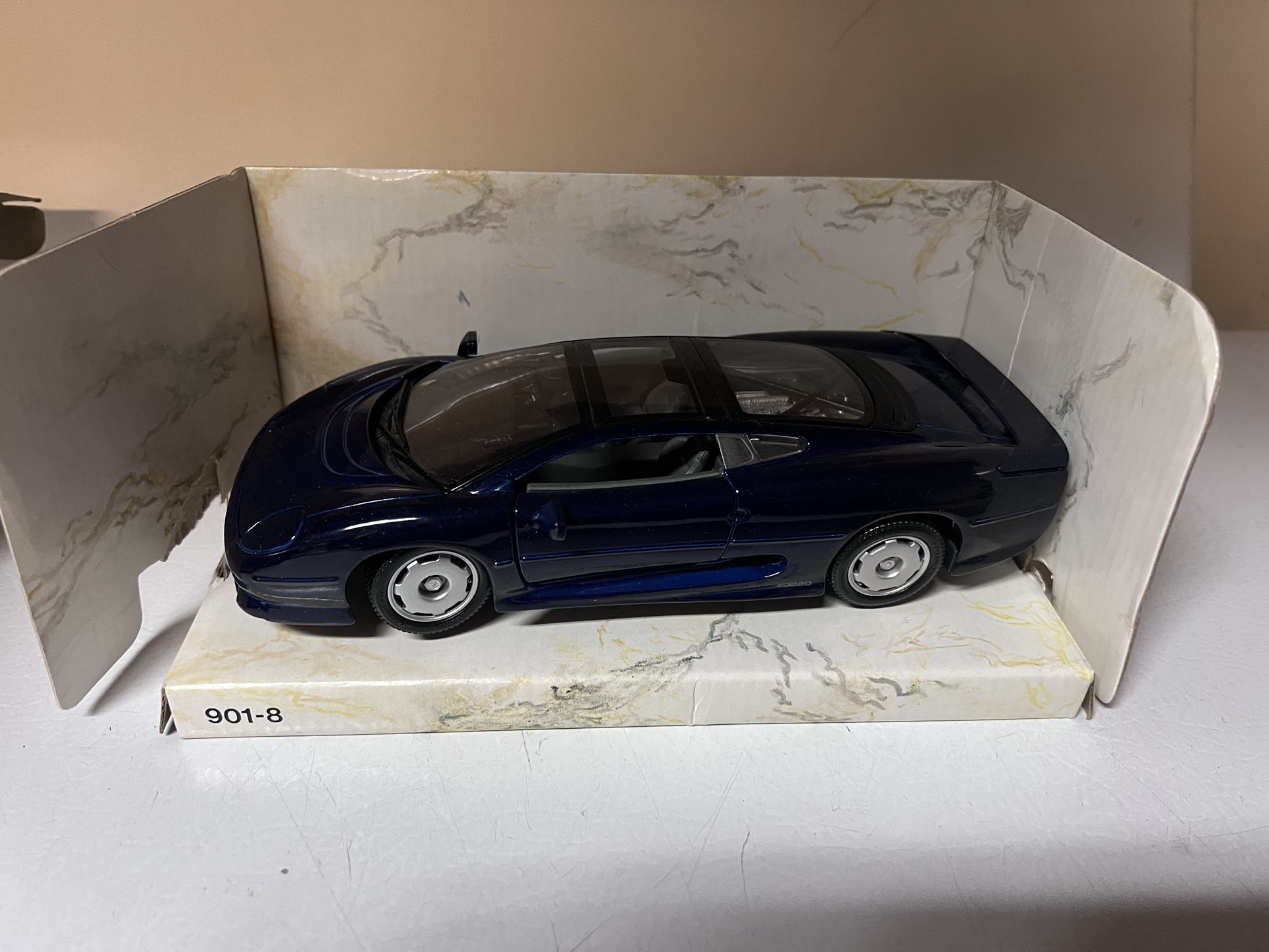 1:24 Maisto 1992 Jaguar XJ220 Purple Car New Damaged Box
