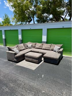 Modern Rooms To Go Sectional Couch Sofa