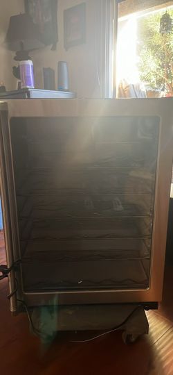 Wine refrigerator