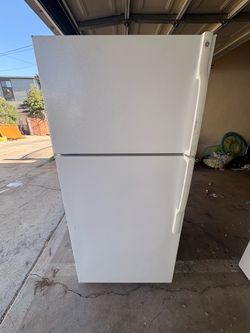 GE APPLIANCES REFRIGERATOR