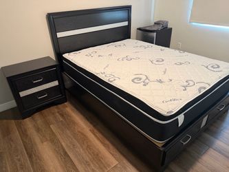 Brand New Queen Bed Frame with Nightstand and Mattress / Cama Queen con Colchon y 2 Mesas de Noche Todo Nuevo a Estrenar