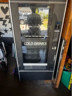 Drinks and snacks vending machine