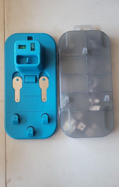 PICTURE HANGUNG AND LEVELING TOOL