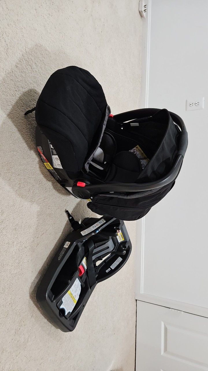 Graco Infant Carseat And Base With Footmuff