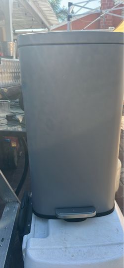 Gray Step Trash Can with Lid
