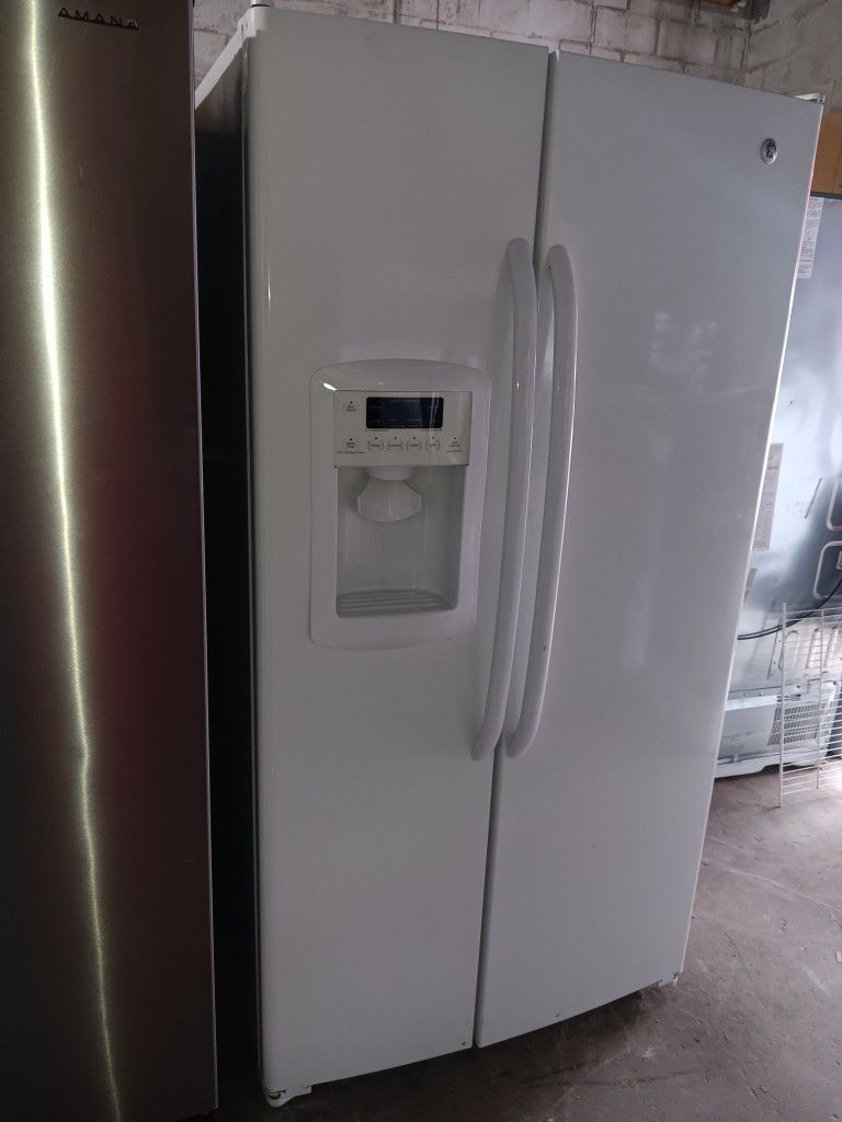 G/E Refrigerator Side By Side Everything Works Good π