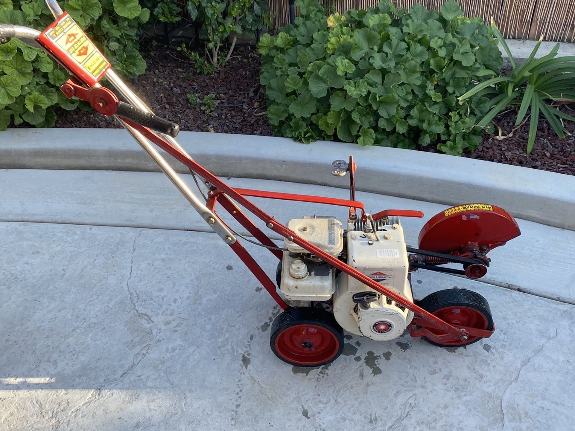 Lawn King Edger With Briggs Stratton Motor. for Sale in Norco, CA OfferUp