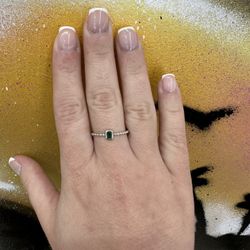 14k NATURAL EMERALD RING 