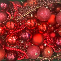 🎄 Pretty vintage red & burgundy (mostly plastic) Christmas bulb ornaments, wood bead garlands and a burgundy beaded wire garland
