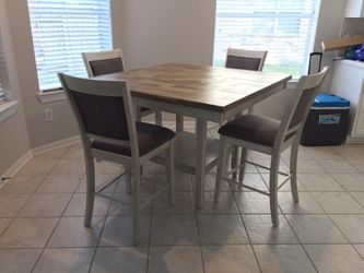 BRAND NEW 4 CHAIR TABLE
