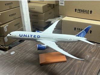 United Boeing 787 Dreamliner 1/100 scale by Daron Executive Series