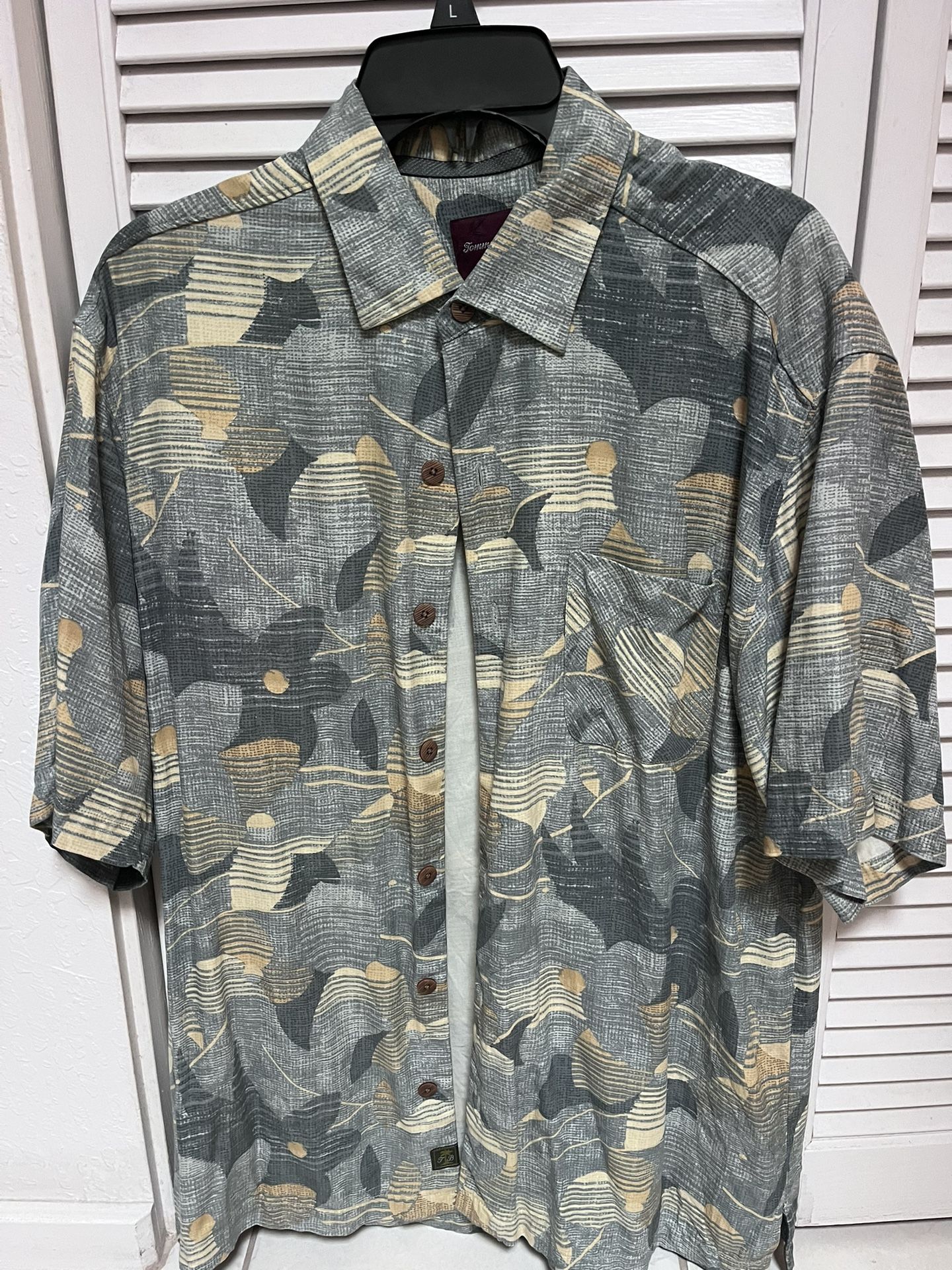 Like New 100% Silk Medium Tommy Bahama Aloha Shirt