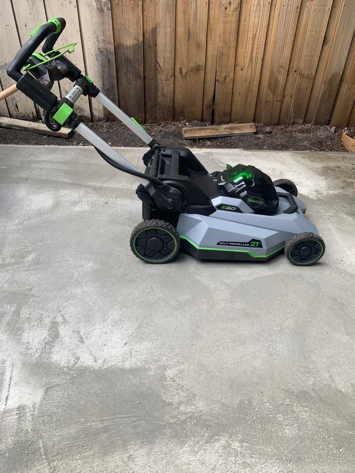 Ego Lawn Mower With Batterie And Charger Self Propeller Like New 