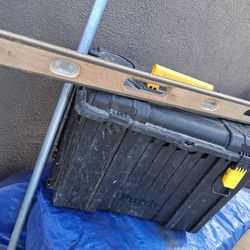 Estoy Vendiendo Este nicely de madera de 48 pulgadas exelente para albañileria  Solo poe 45.00$