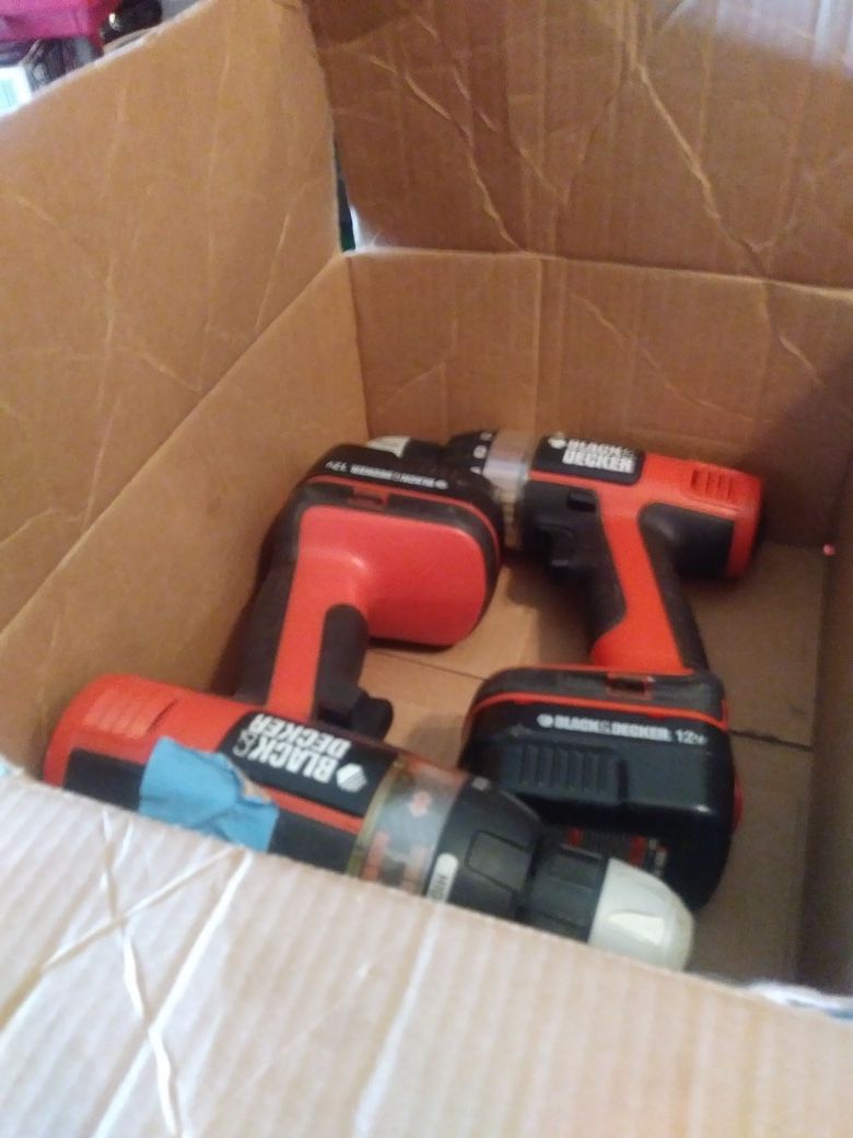 2 BLACK & DECKER DRILLS & BATTERYS 18VOLT
