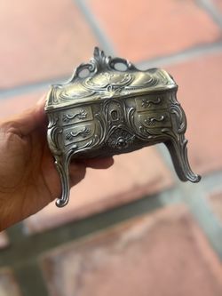 Vintage Ornate Trinket/Jewelry Box