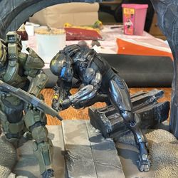 Halo 5 Statues