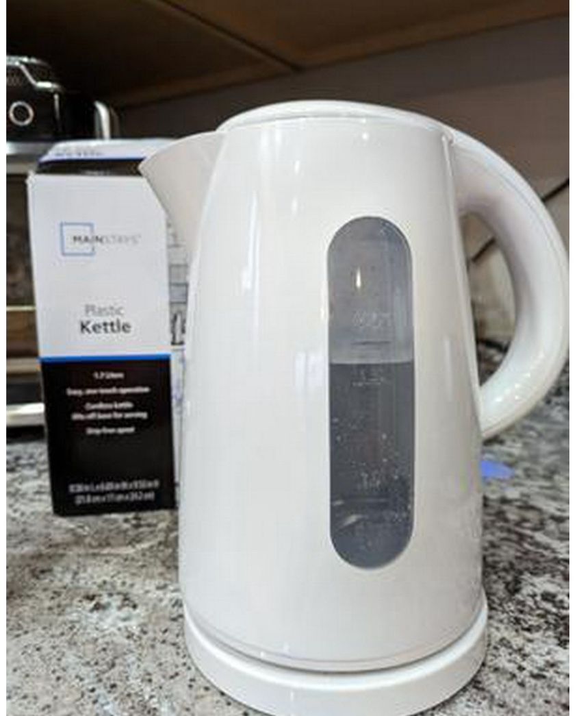 1.7-Liter Plastic Electric Kettle, White New sealed packaging Pick up Aldine and broadway Chicago Or 2 days shipping for free . 120V/60Hz/1500W,