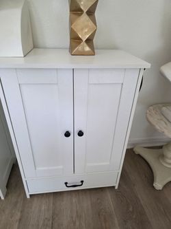 Pet feeding and storage