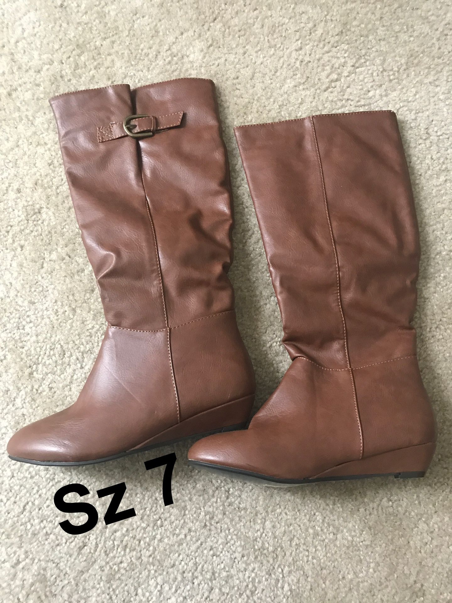 Brand New Brown Wedge Boots size 7 Botas Cafe para mujer
