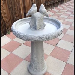 New Bird Bath Made Out Of Cement Perfect Gift 🎁 