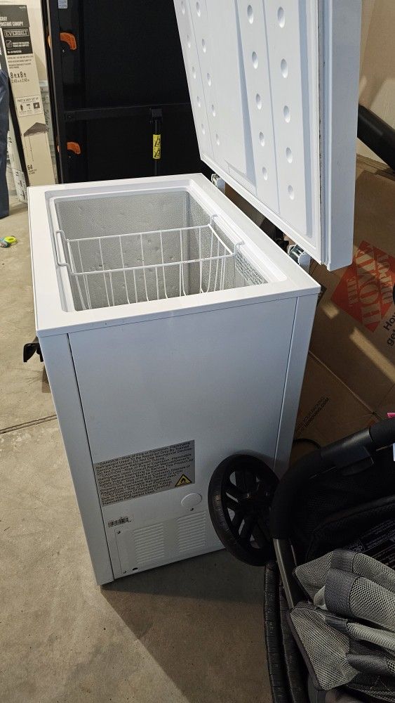 Insignia Chest Freezer 5 Cu ft for Sale in Lynnwood, WA OfferUp