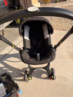 Doona Car Seat and stroller & 2 Bases