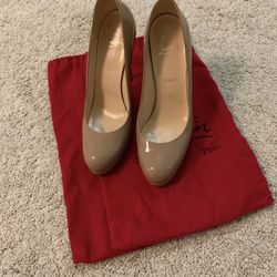 Christian Louboutin !!! With sole guard! The heels have two tiny scratches as shown on the picture. Come with dust bag. In 39,5 euro size and 8 US siz