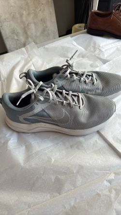 Men’s size 10 Nike shoes, like new