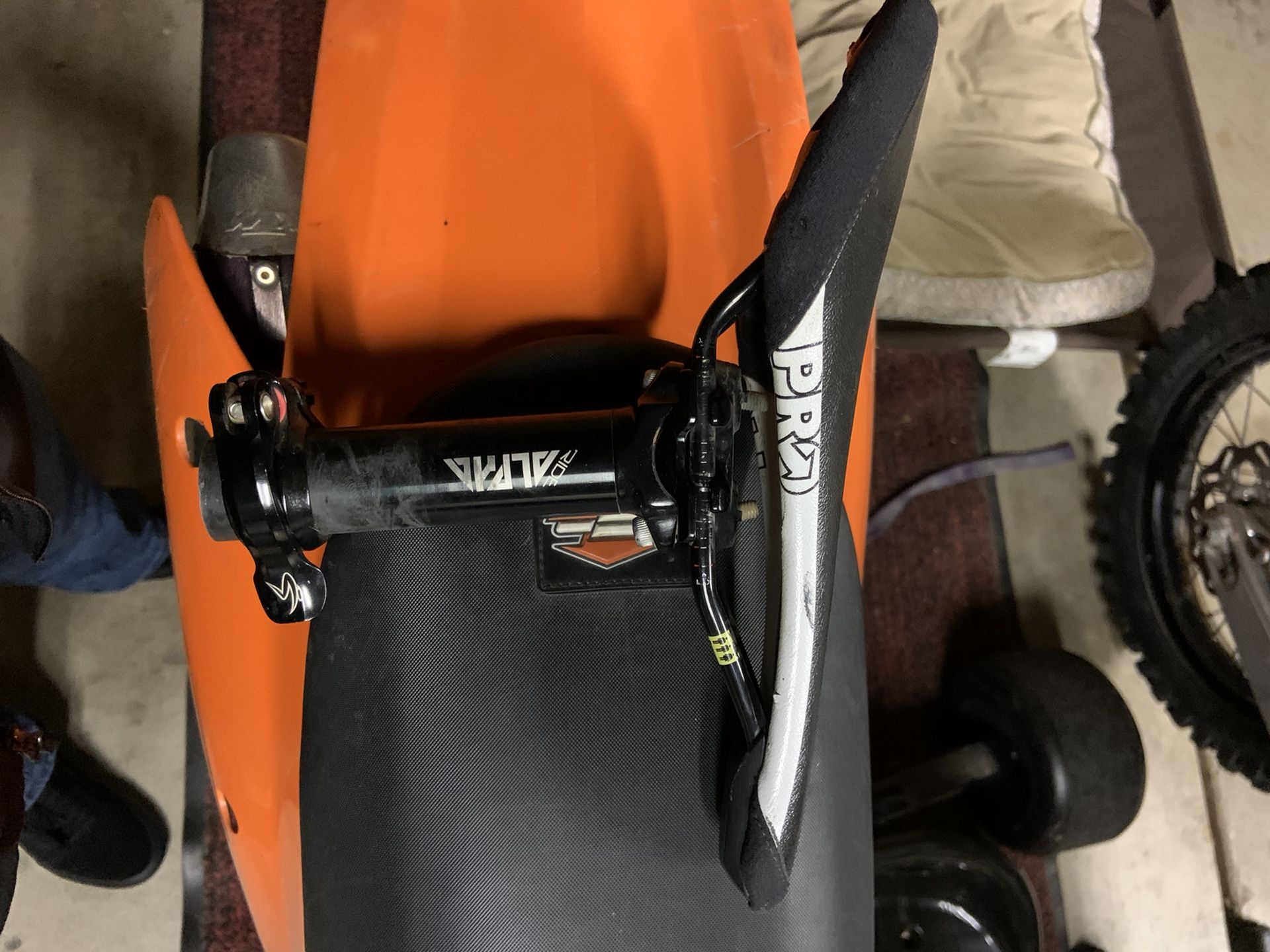 MTB Seat with seat post and seat clamp