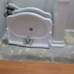 2 Pedestal Sinks with Stands