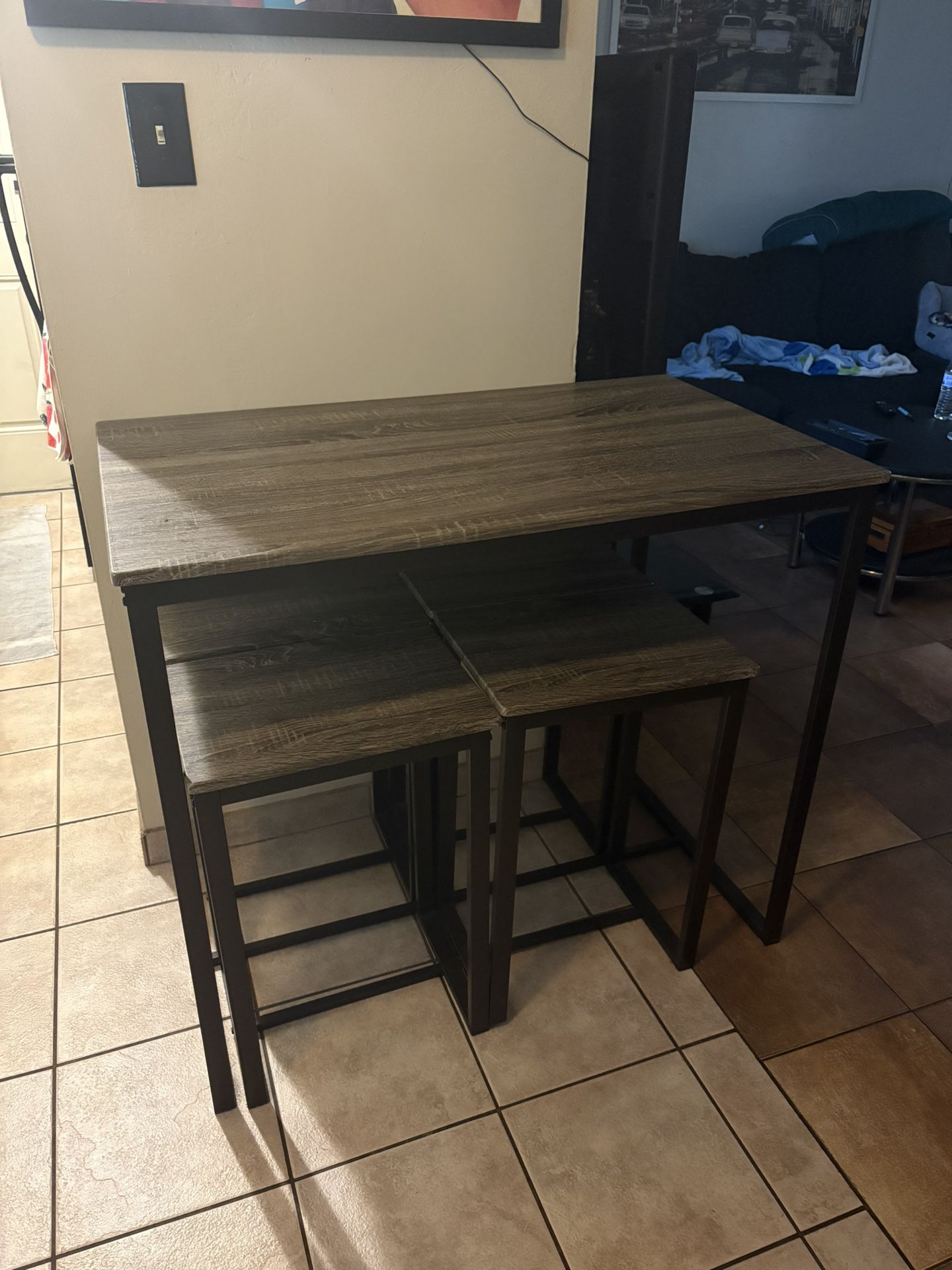 Bistro / Pub Table Set With 4 Stools