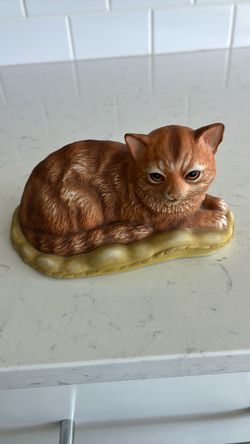 The sophisticated ladies Chelsea cat porcelain statue