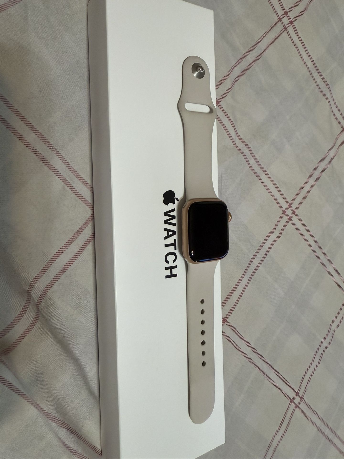 Apple Watch SE GPS, 40mm Starlight Aluminum Case with Starlight Sport Band - S/M