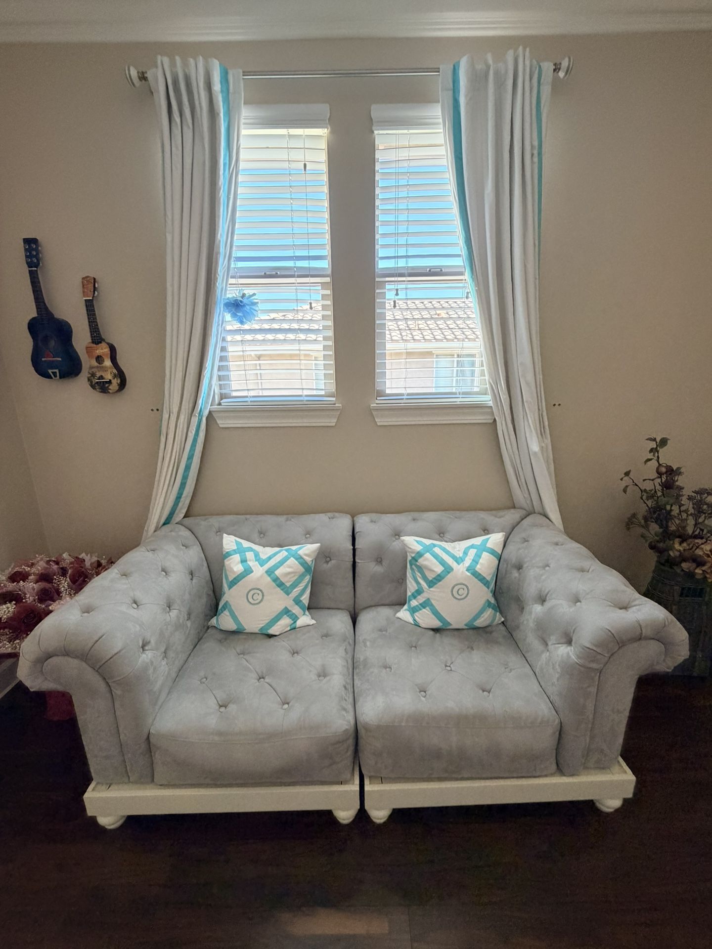 Chesterfield Style Love Couch