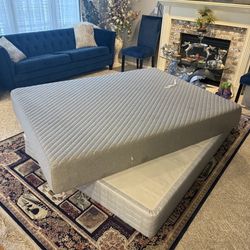 Queen Mattress/box Spring 