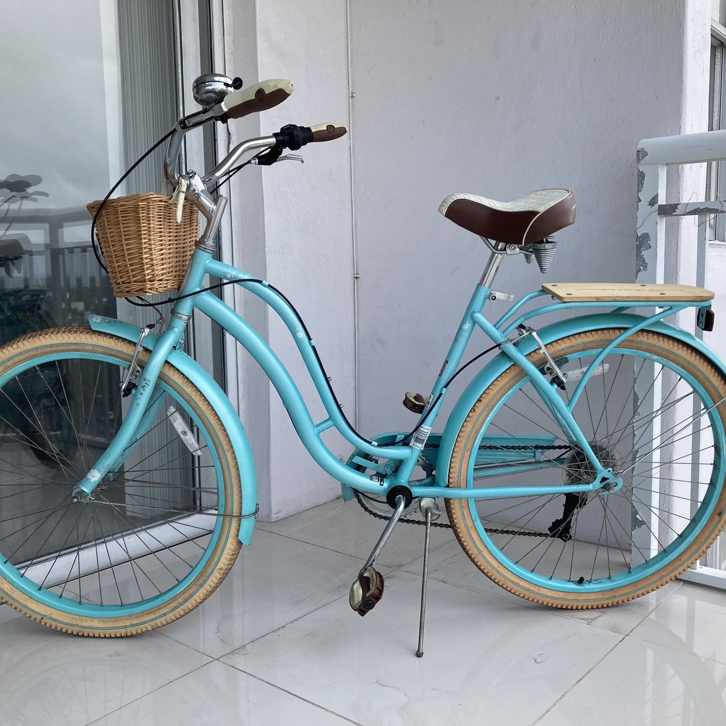 Ladies Cruiser Schwinn Cabo Cruiser Women's Bike Details