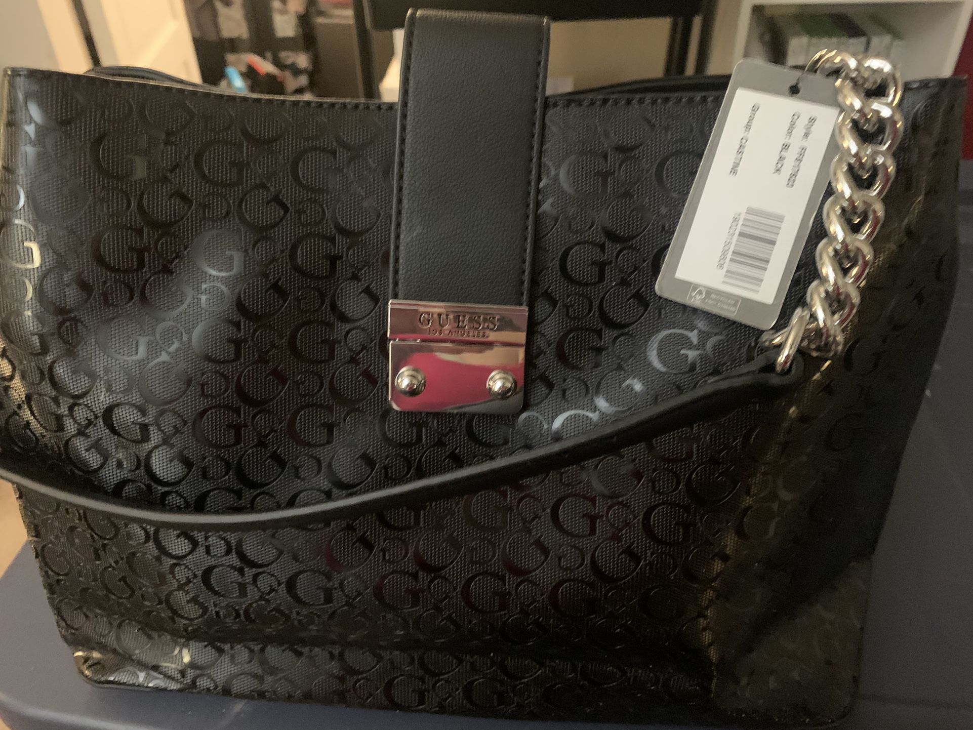 GUESS zipped pocket tote bags for Sale in Fair Oaks, CA - OfferUp