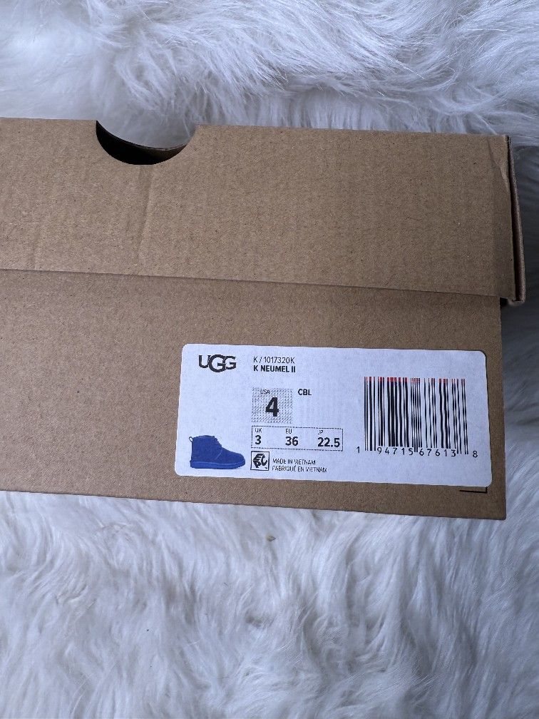 Uggs New Boots In Box $65 (Kid's)