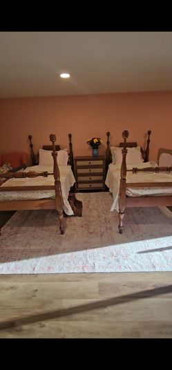 2 Antique twin beds