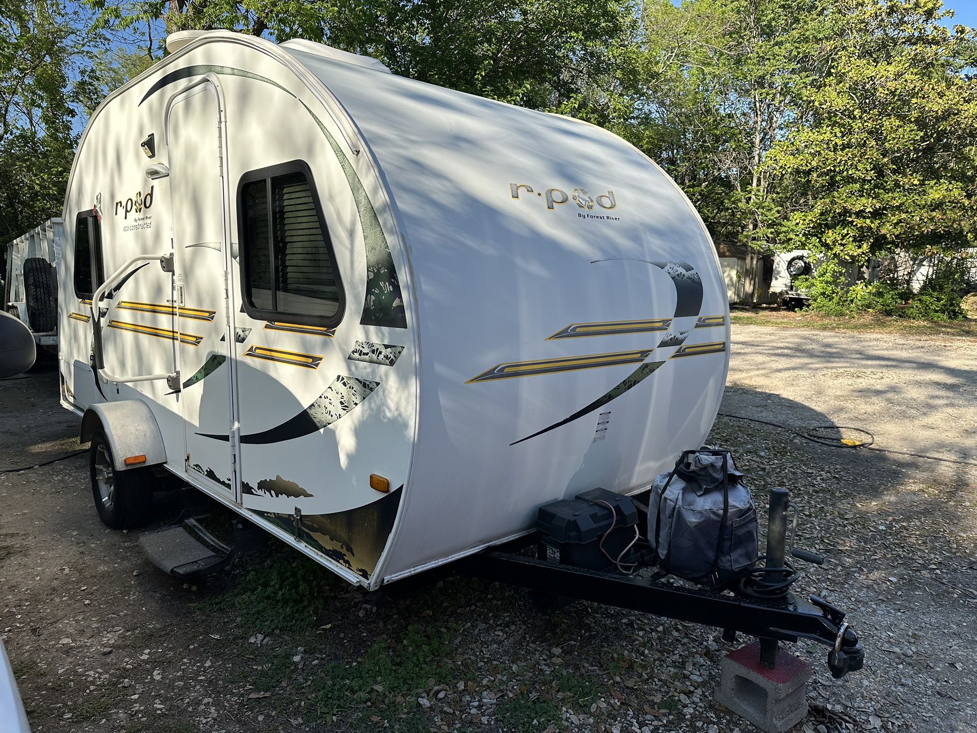 2012 R-pod 17ft Slide Out ac/heat sleeps,4 new tires self cont nice