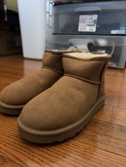 UGG Women’s Beige Mini Boots Size 8 Brand New