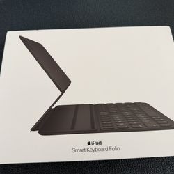 Apple Smart Keyboard Folio for 11-inch iPad Pro (4th, 3rd, 2nd) / IPad Air (5th, 4th)