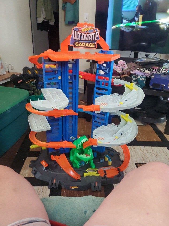 Hot Wheels Ultimate Garage With T-Rex