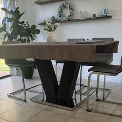 Moving sale: 4 Seat Dinning Table 
